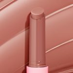 <strong class=aaaaa>Doe</strong><br/><span class=bbbbb>So Juicy Plumping Gloss Balm</span><br/><b class=ccccc>Lip Balm with Peptides</b>
