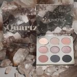 <strong class=aaaaa>Of Quartz</strong><br/><span class=bbbbb>9-Pan Palette</span><br/><b class=ccccc>pigmented pressed powder palette</b>