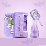 <strong class=aaaaa>Buzzin' About</strong><br/><span class=bbbbb>Toy Story Ultra Glossy Lip</span><br/><b class=ccccc>Hydrating Lip Gloss</b>
